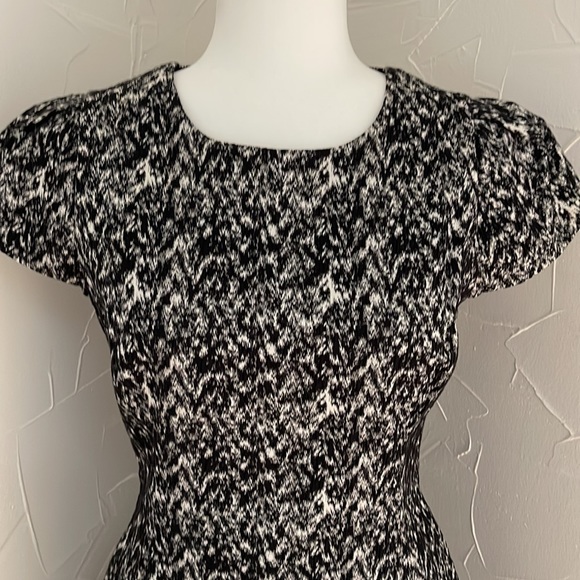 Stunning Reiss Black and White Patterned Dress Fully Lined - Picture 2 of 7